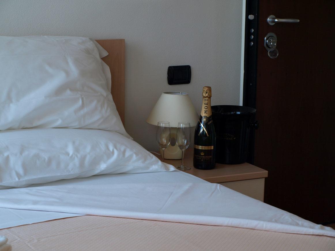 Hotel Karol Монца Экстерьер фото